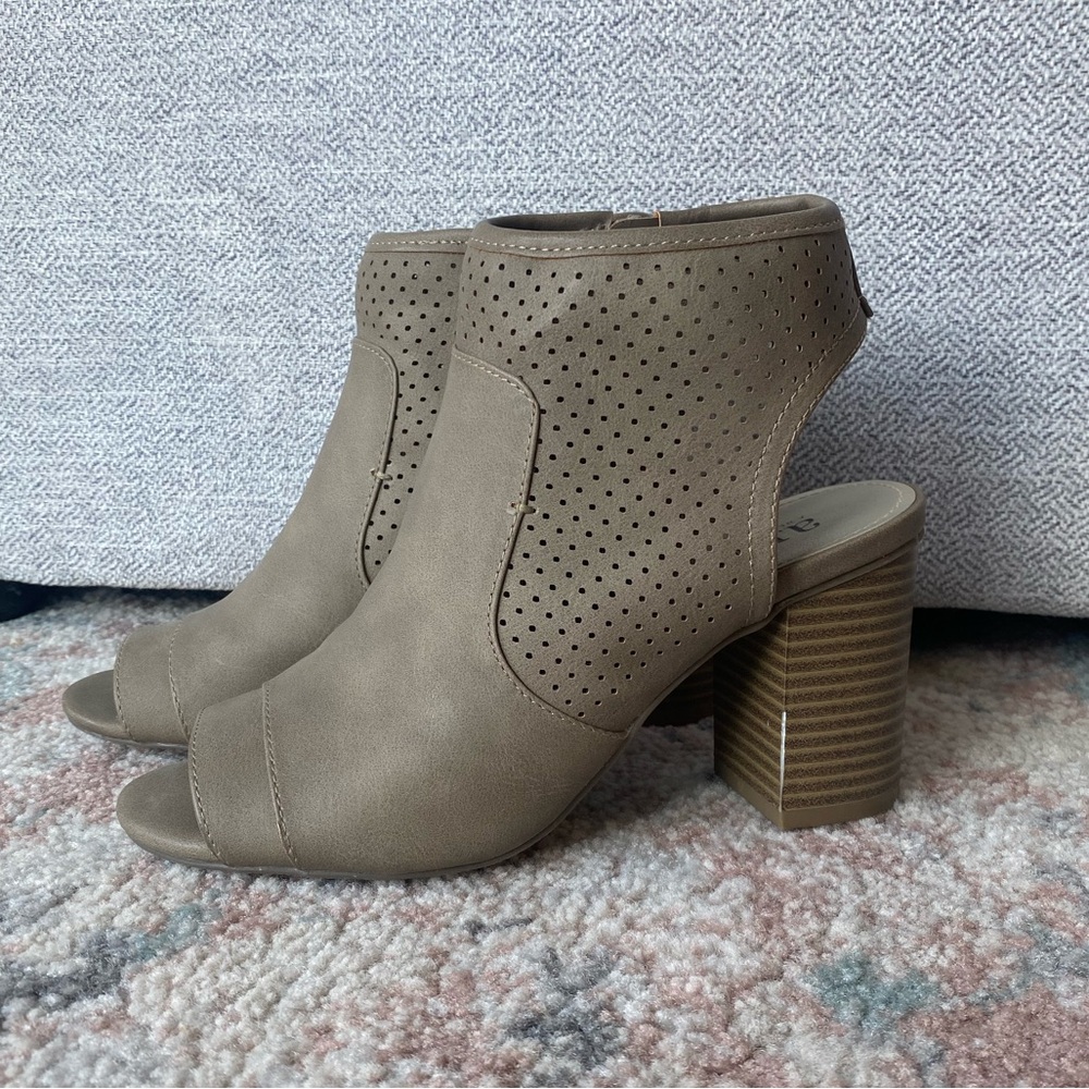 a.n.a Ana Tasha Faux Leather Block Heel Open Toe Booties, Women’s Size 5